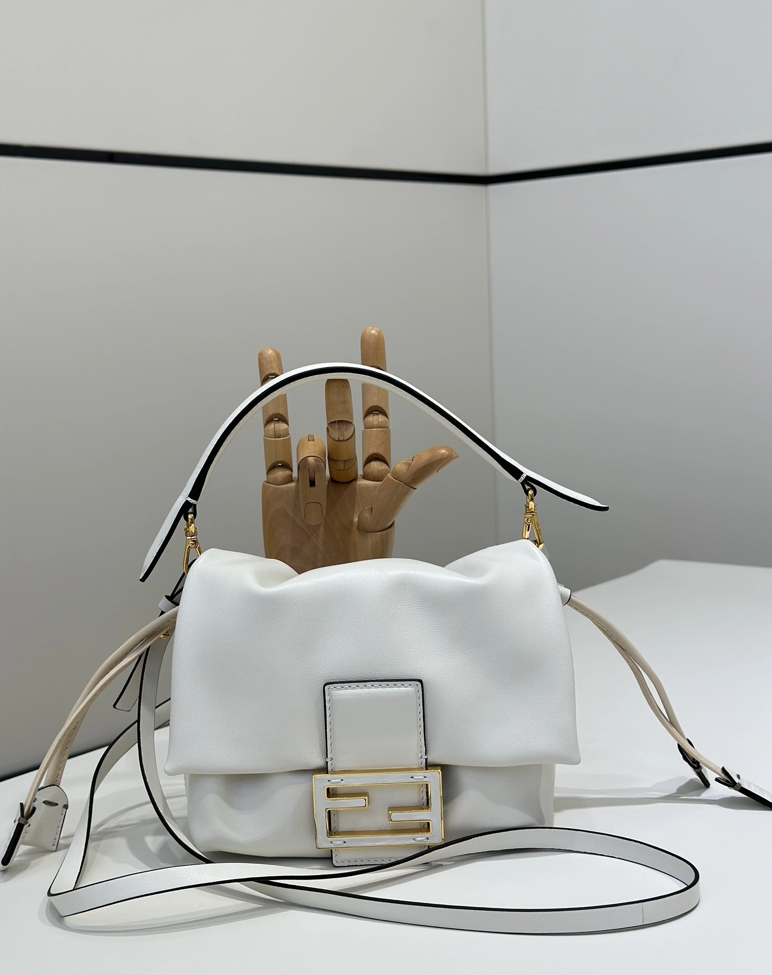 フェンディ「Fendi」Mamma Baguette スモール レザー ハンドバッグ
