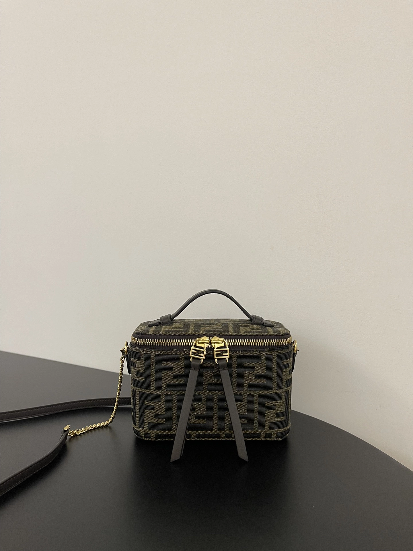 フェンディ「Fendi」シグネチャー モノグラム ミニボックスバッグ