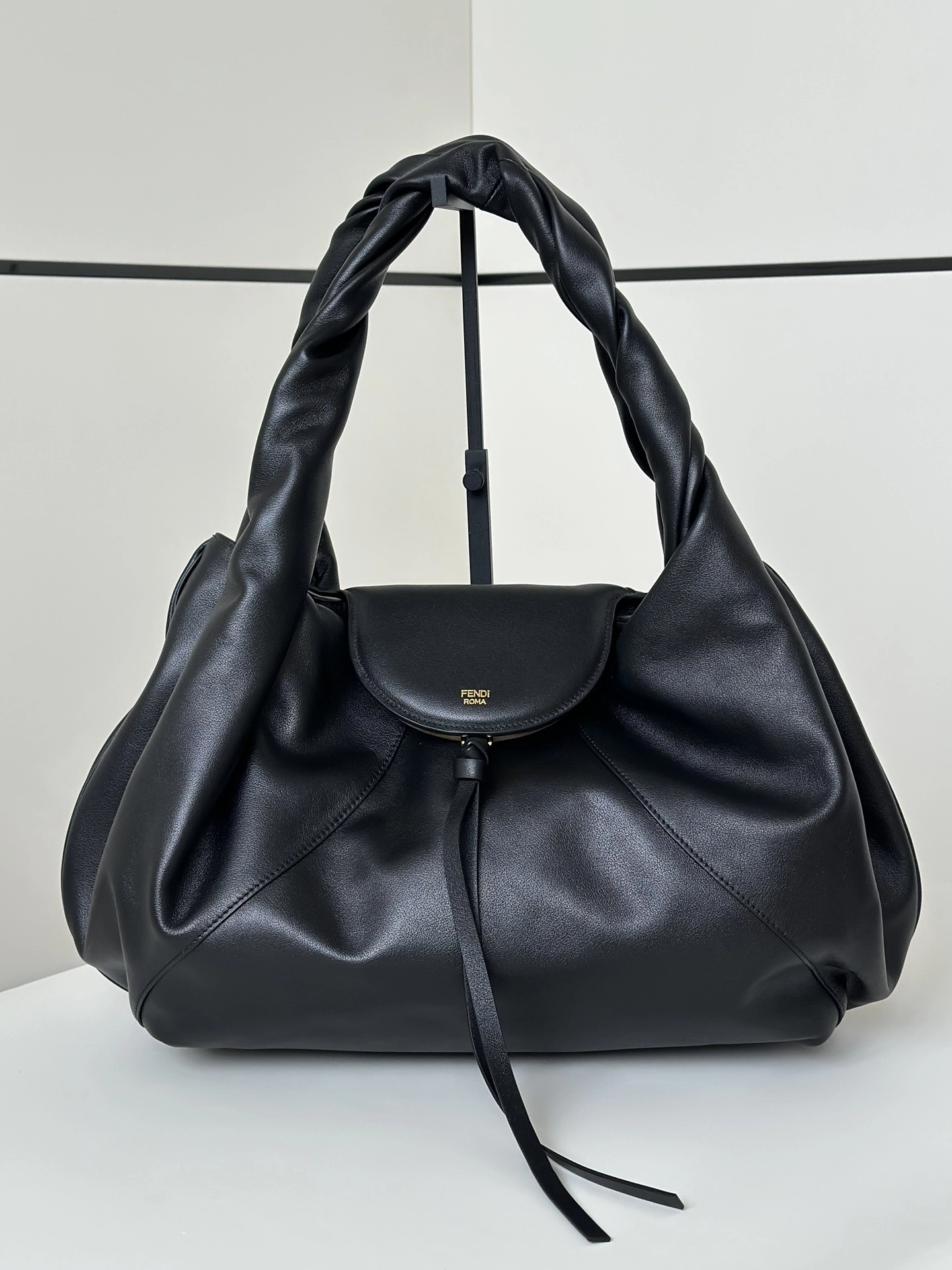 フェンディ「Fendi」ノットハンドル ショルダーバッグ