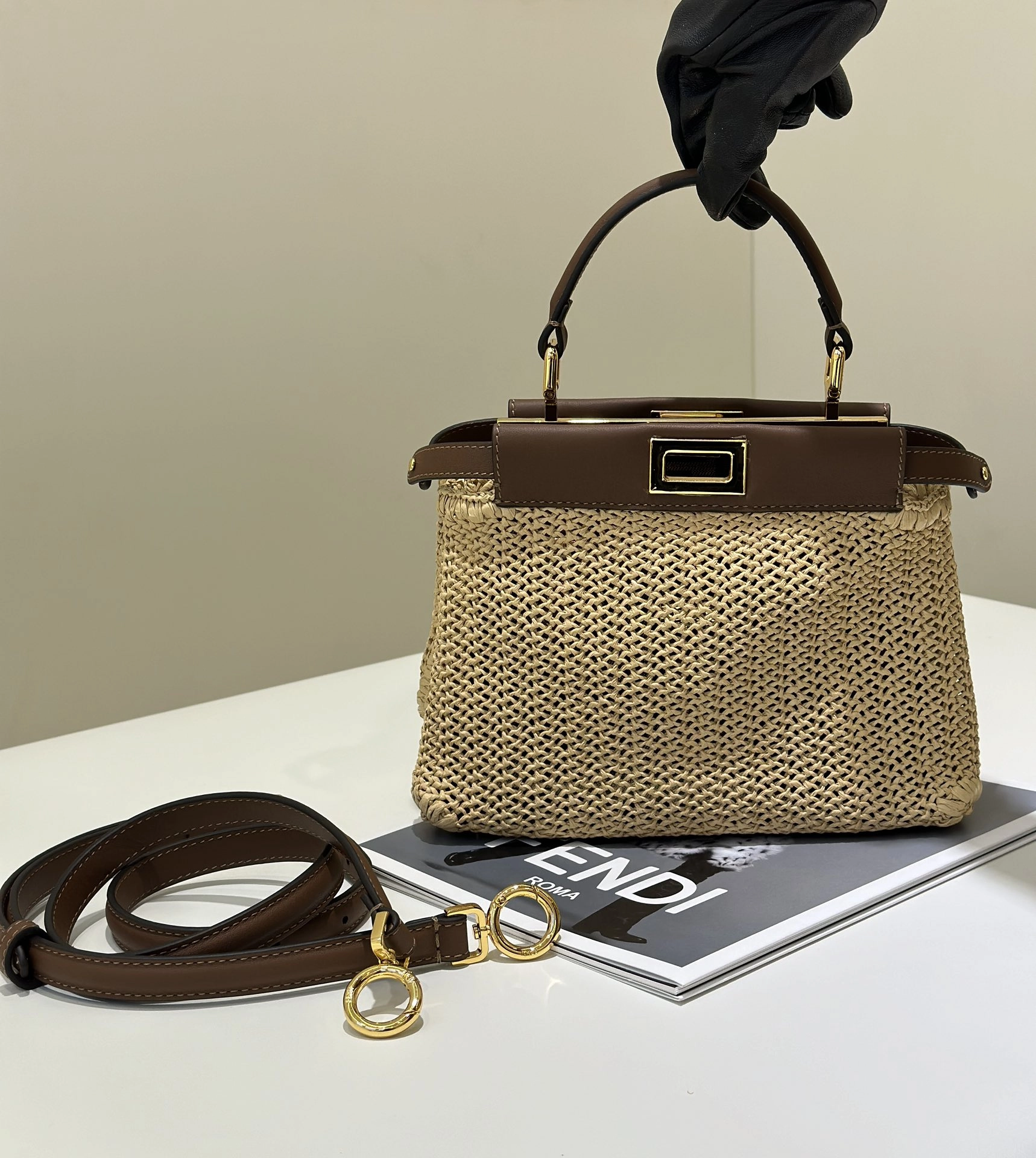 フェンディ「Fendi」ラファイバー PEEKABOO ハンドバッグ