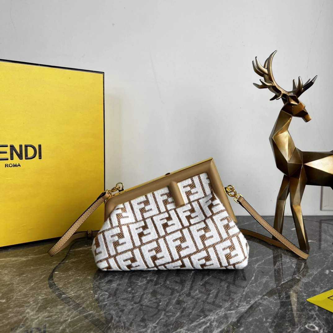 フェンディ「Fendi」ラフィア編み スモールバッグ Baguette