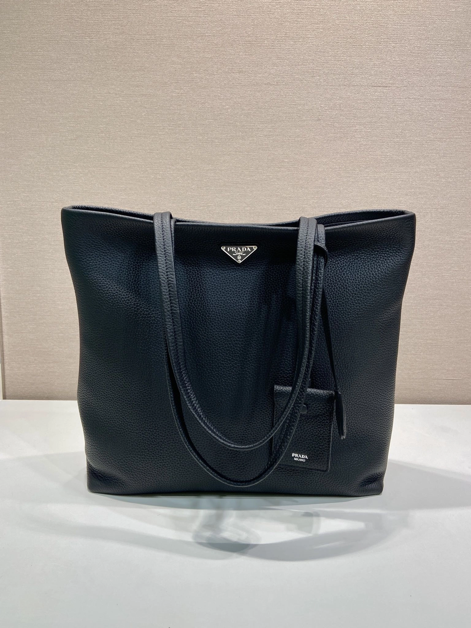 プラダ「Prada」レザートートバッグ