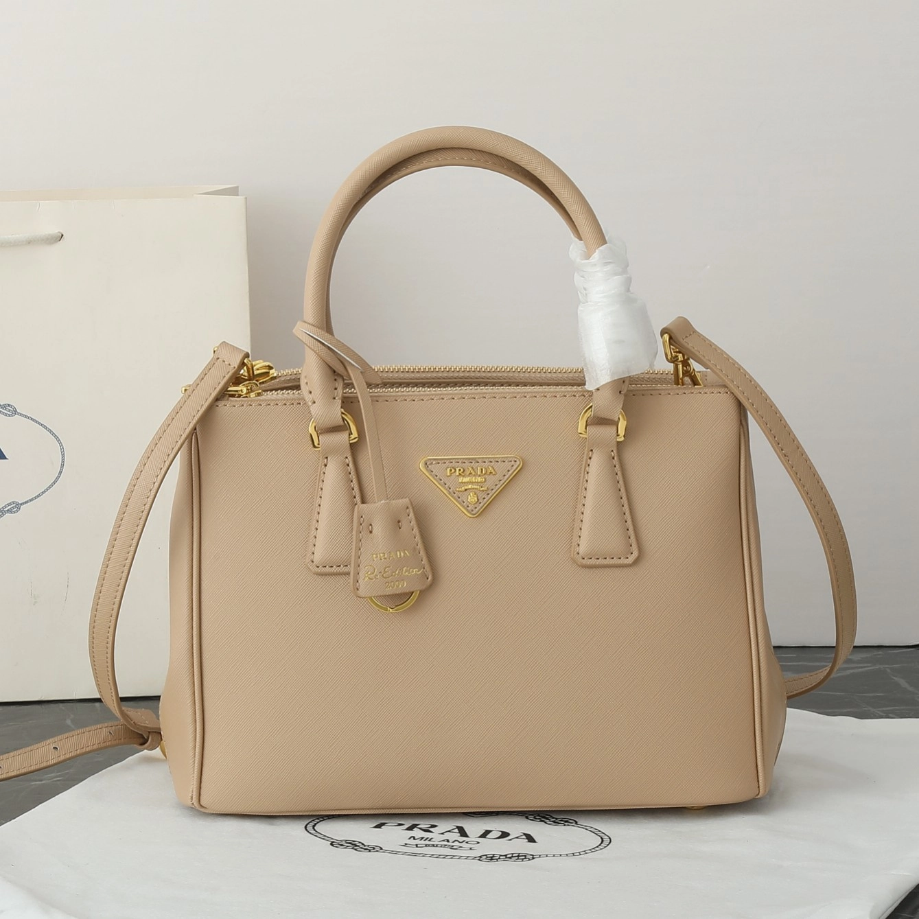 プラダ ガレリア ミディアム ソフトグレインレザー バッグ 「Galleria Bag」