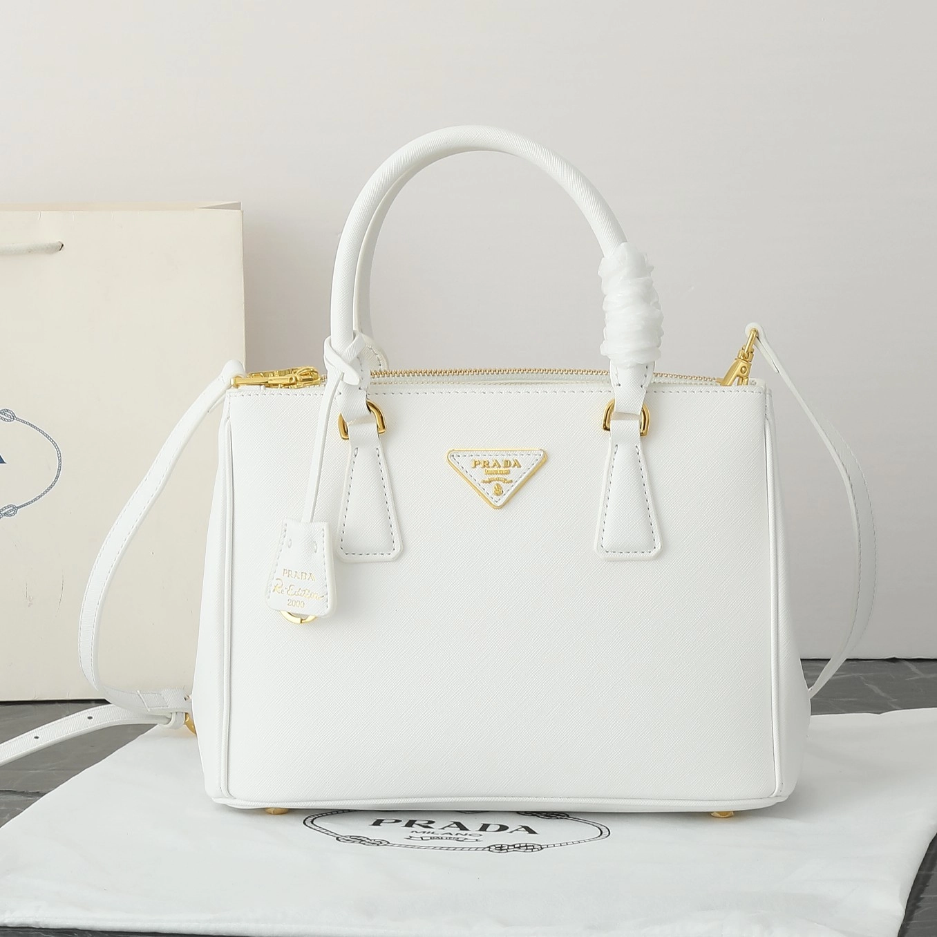 プラダ ガレリア ミディアム ソフトグレインレザー バッグ 「Galleria Bag」