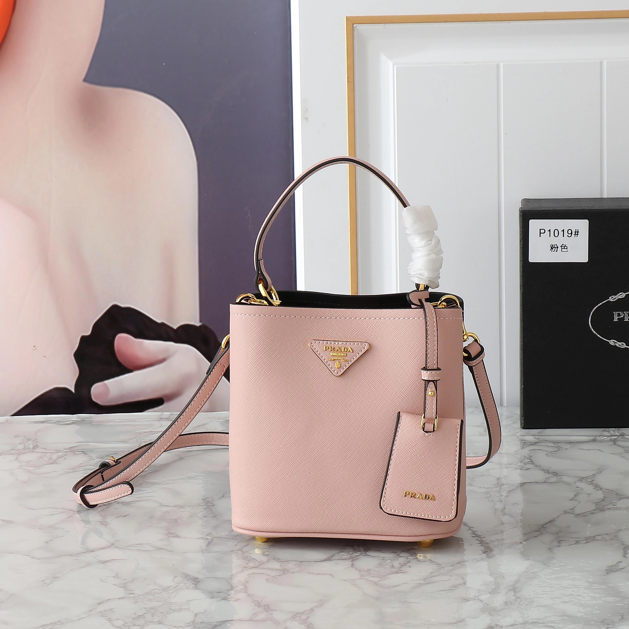 プラダ パニエ サフィアーノレザー ミニバッグ「Panier Saffiano」