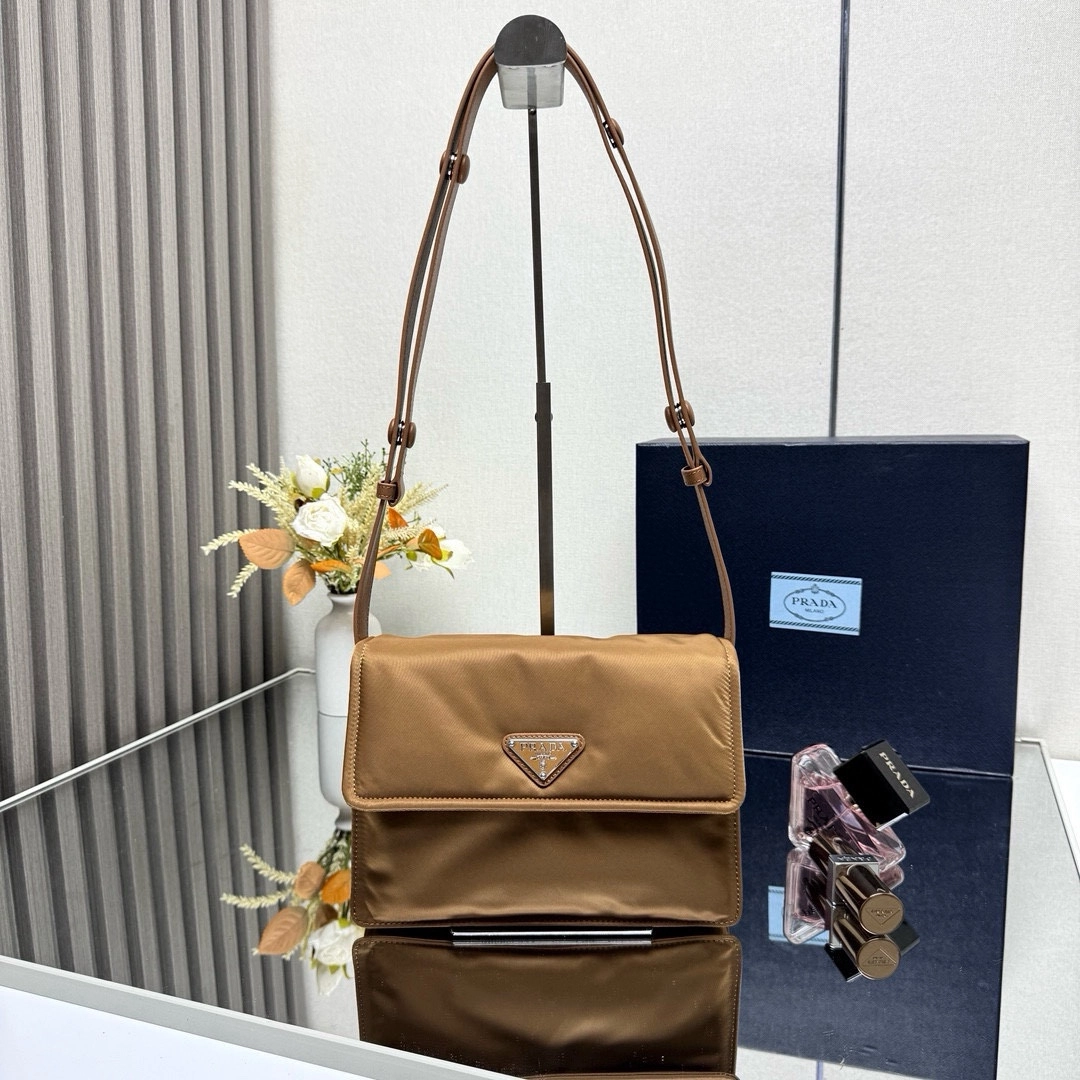 プラダ「Prada」 2022SS ショルダーバッグ 1BD313 ナイロンバッグ