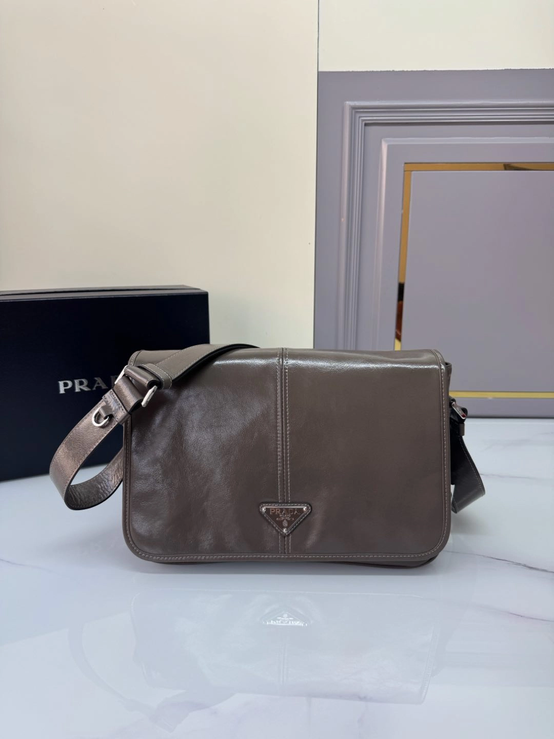 プラダ「Prada」 オイルドレザー メッセンジャーバッグ モデル