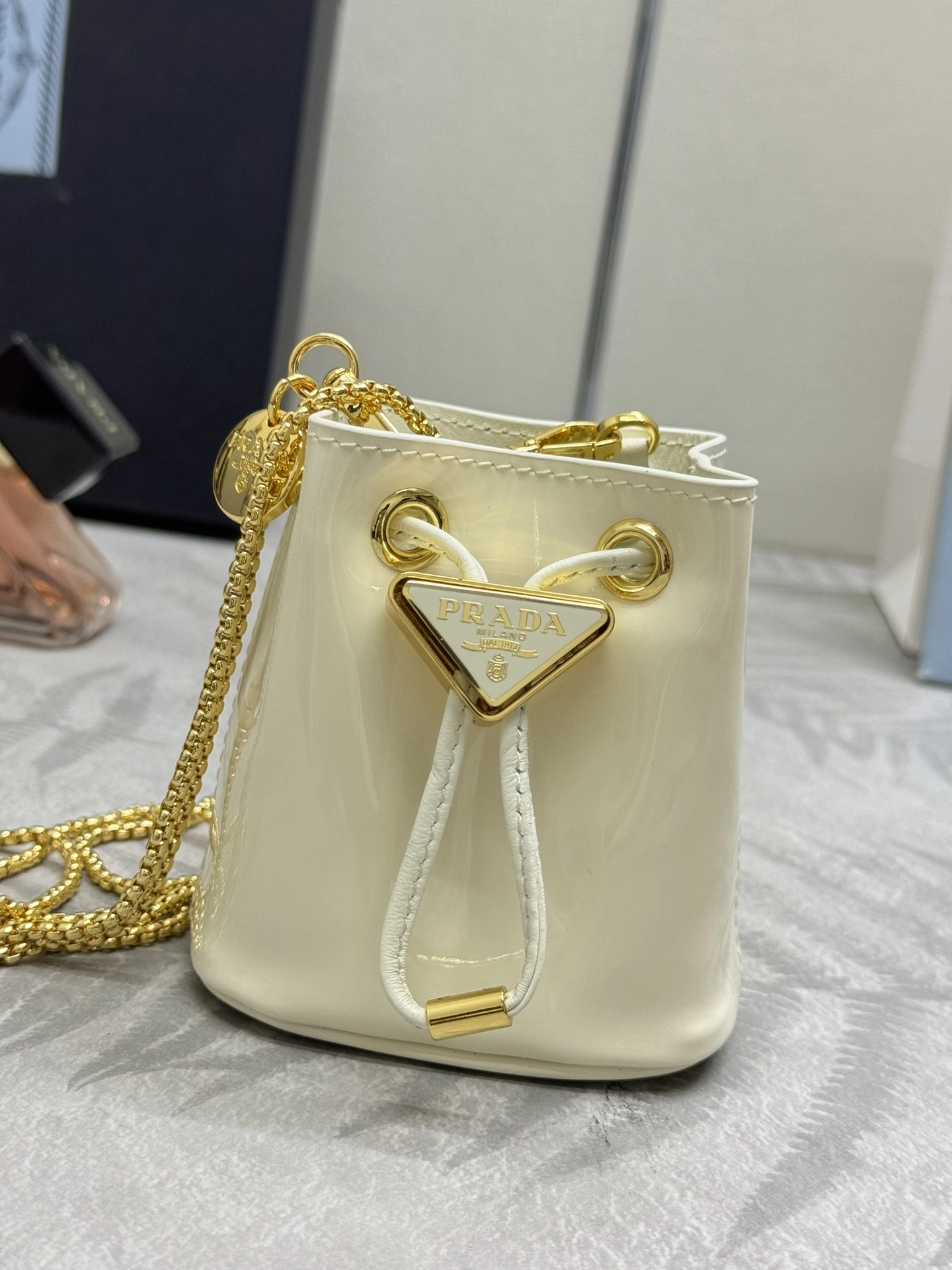 プラダ「Prada」 クワイエットレザー ミニバケットバッグ