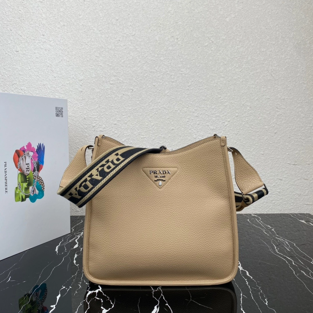 プラダ「Prada」 ファブリック ショルダーバッグ モデル