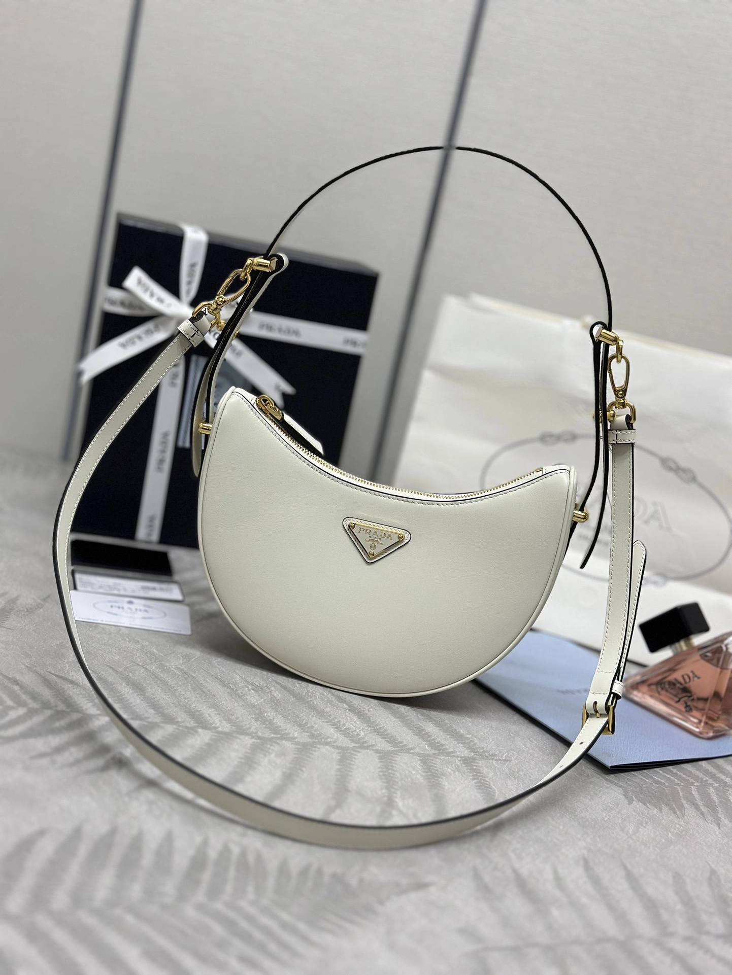 プラダ「Prada」 ムーン デュアルストラップ バッグ