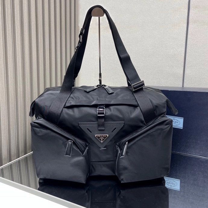 プラダ「Prada」 リジェネレイテッド ナイロン トラベルバッグ