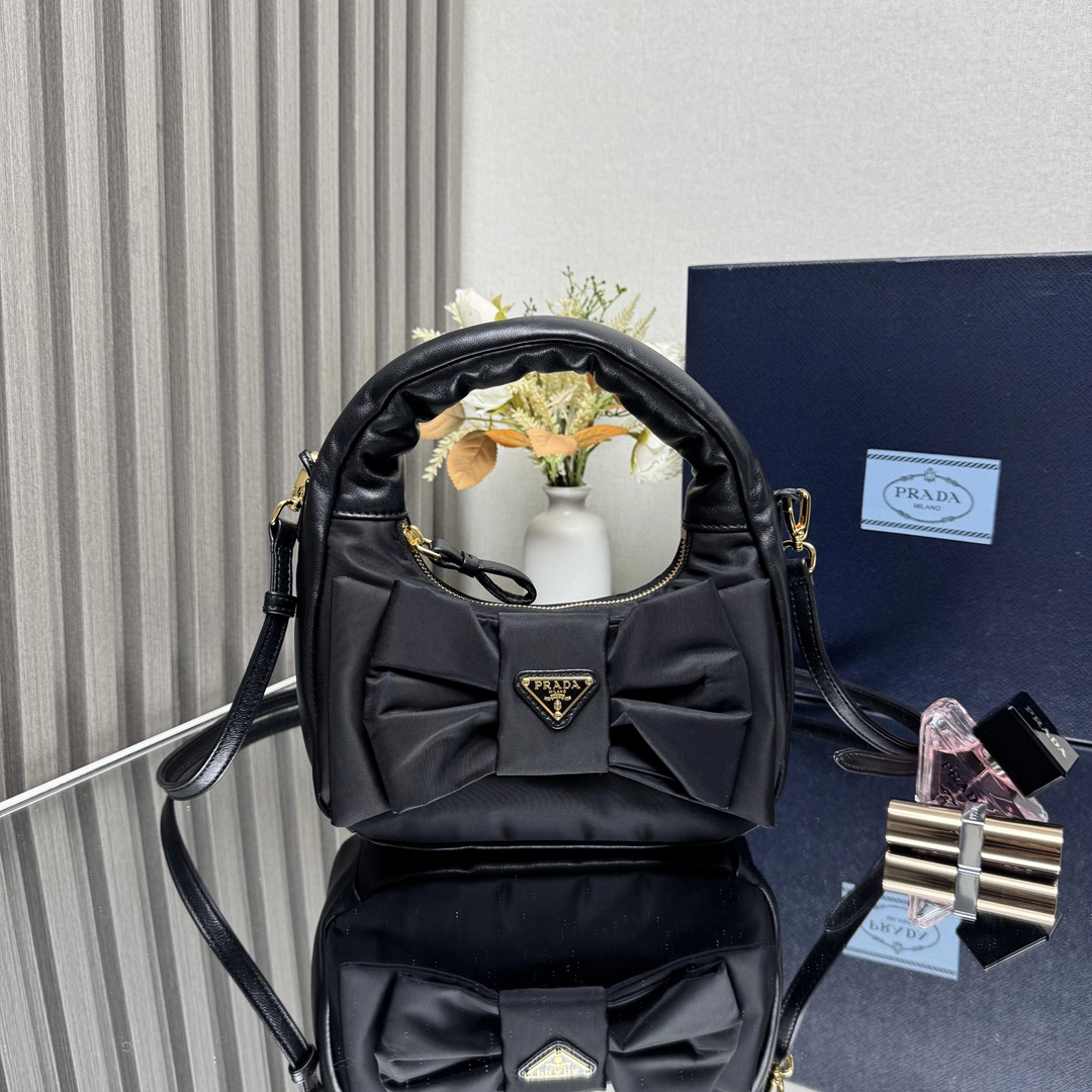 プラダ「Prada」 リジェネレイテッド ナイロン&ナッパレザー ボウショルダーバッグ