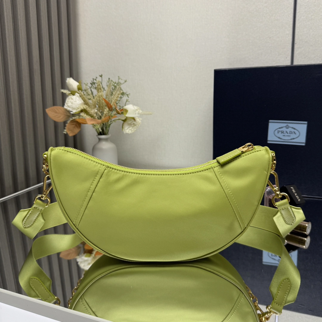 プラダ「Prada」 リナイロン クレセント マルチショルダーバッグ