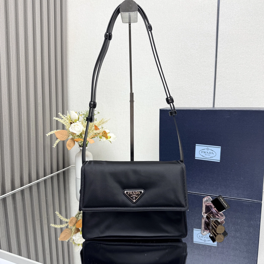 プラダ「Prada」 リニューナイロン ショルダーバッグ
