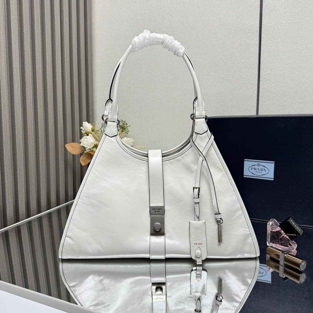 プラダ「Prada」2025春夏コレクション ラージハンドバッグ