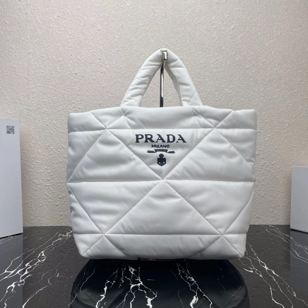 プラダ「Prada」Re-Nylon トートバッグ ラージトート