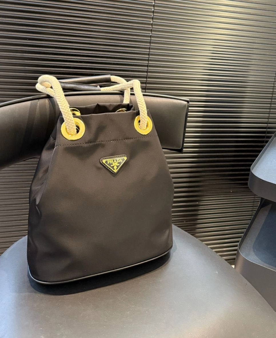 プラダ「Prada」SS25 バケットトート 33321 レザーバッグ