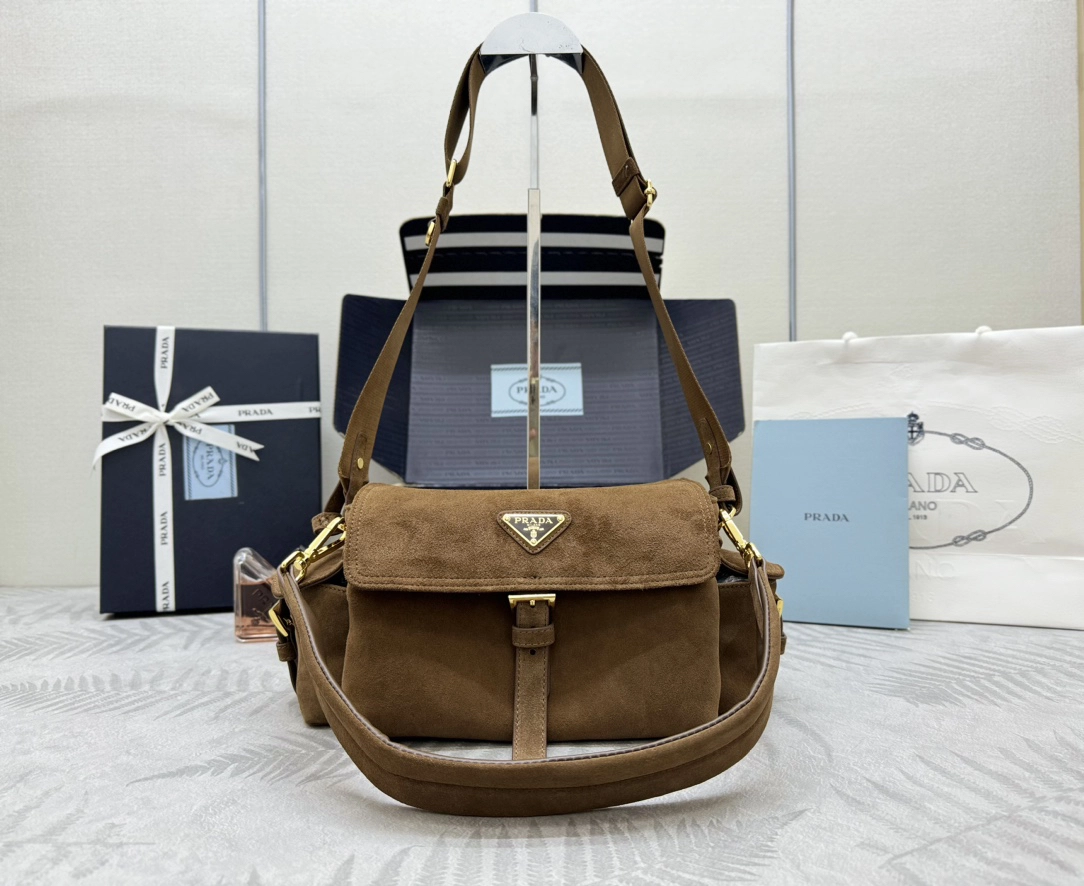 プラダ「Prada」エクスプローラ ミディアム スエード ショルダーバッグ