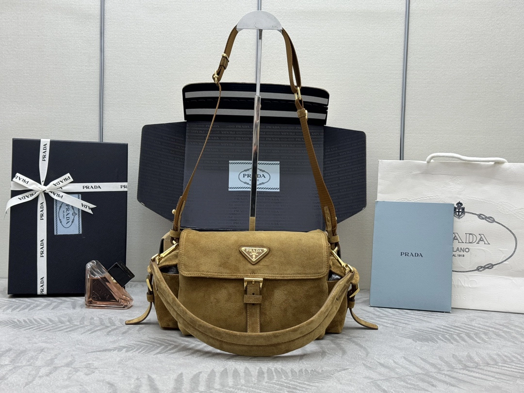 プラダ「Prada」エクスプローラ ミディアム スエード ショルダーバッグ