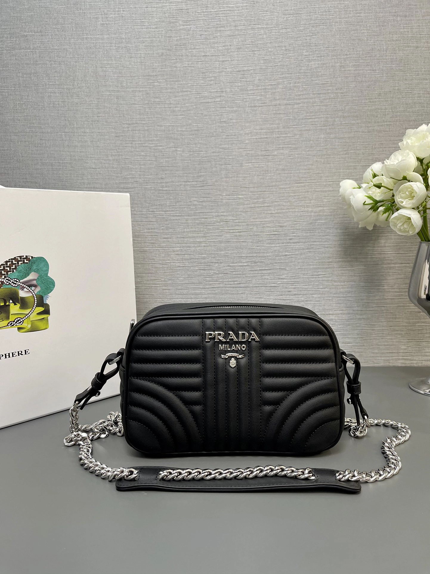 プラダ「Prada」エンブロイダリー カメラバッグ ショルダーバッグ