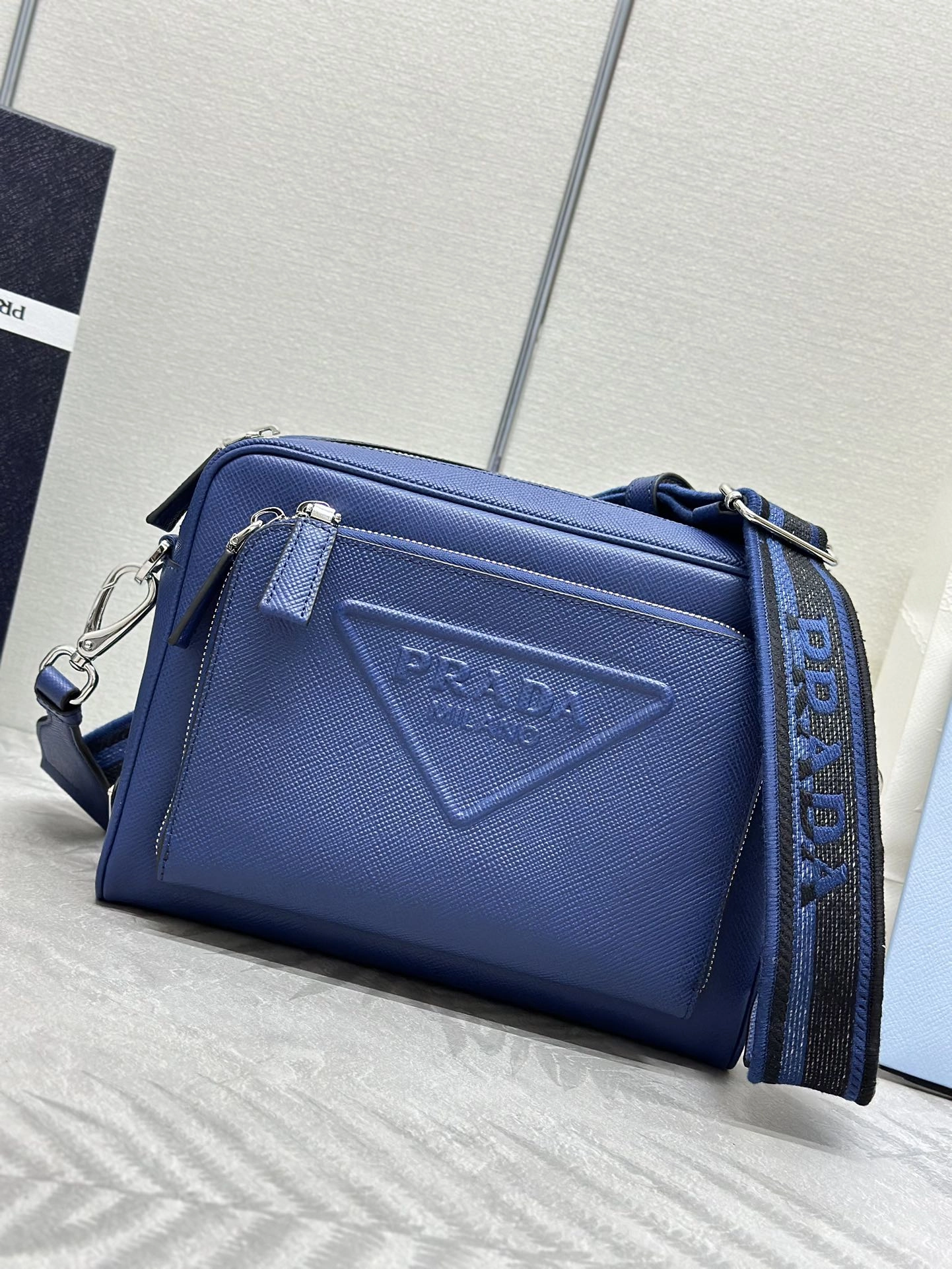 プラダ「Prada」エンブロイダードストラップ メンズショルダーバッグ