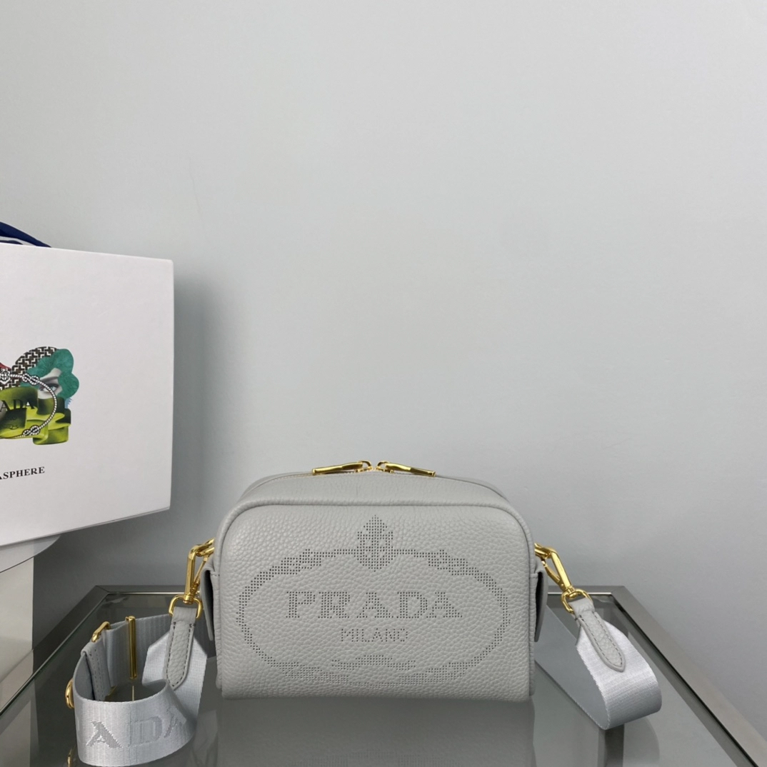 プラダ「Prada」エンボスロゴ クロスボディバッグ モデル