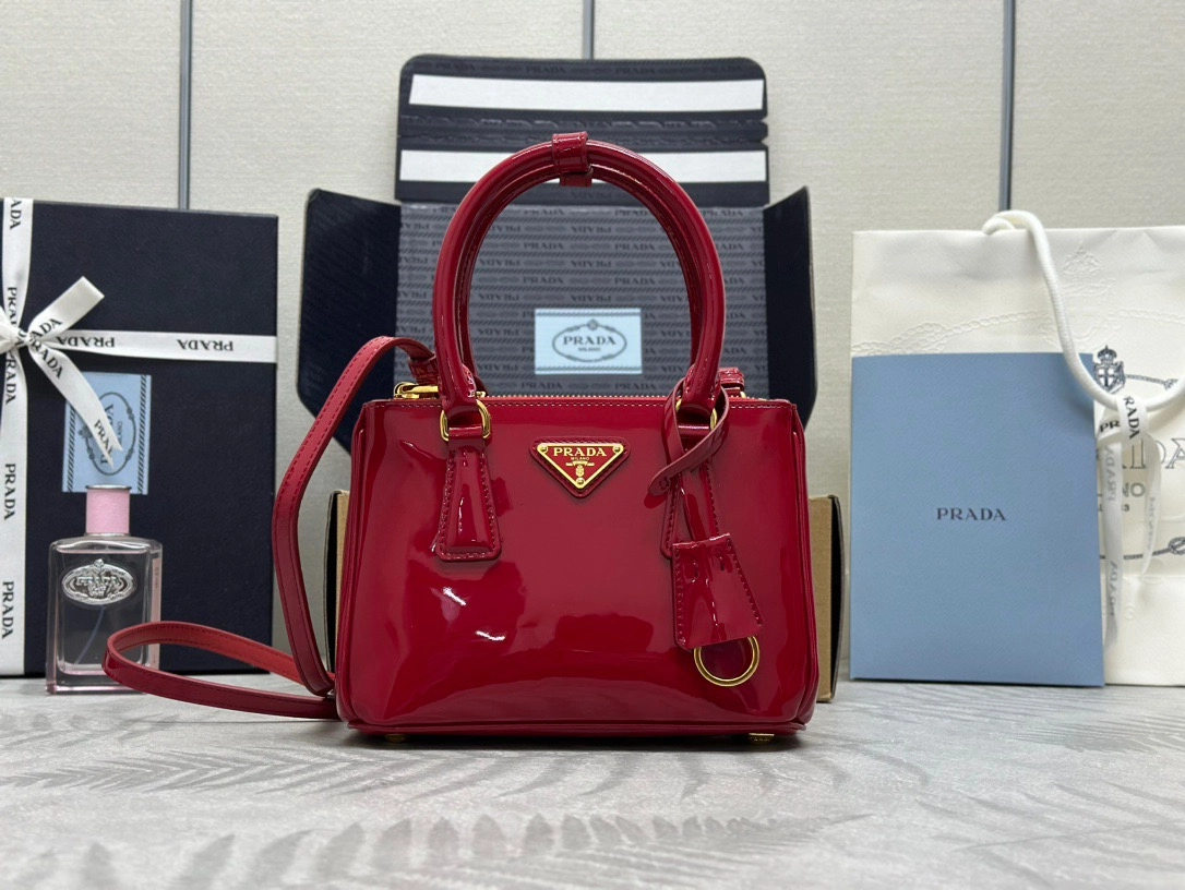 プラダ「Prada」ガッレリア ラッカードレザー ミニバッグ