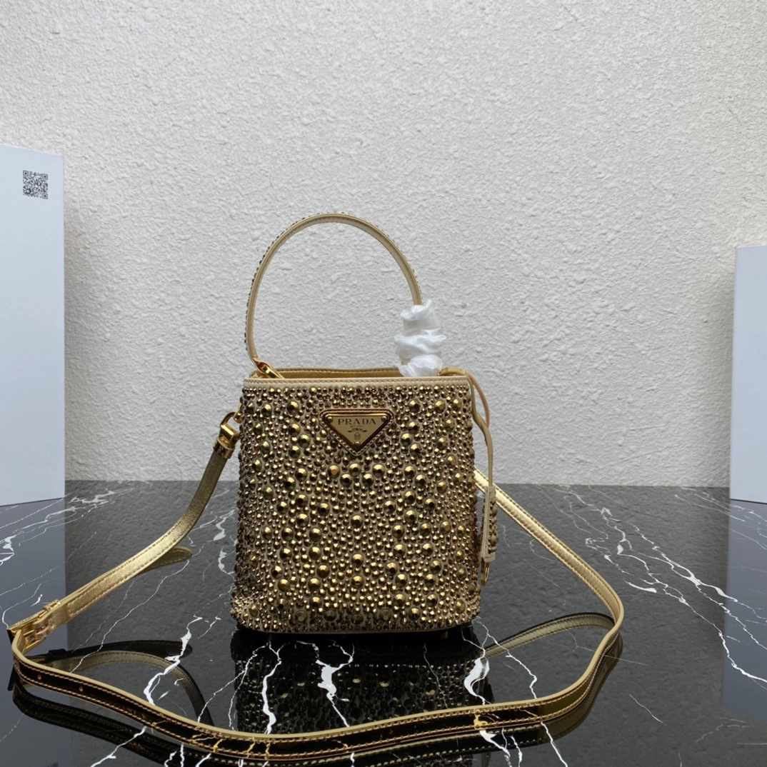 プラダ「Prada」クリスタルエンベリッシュバケットバッグ