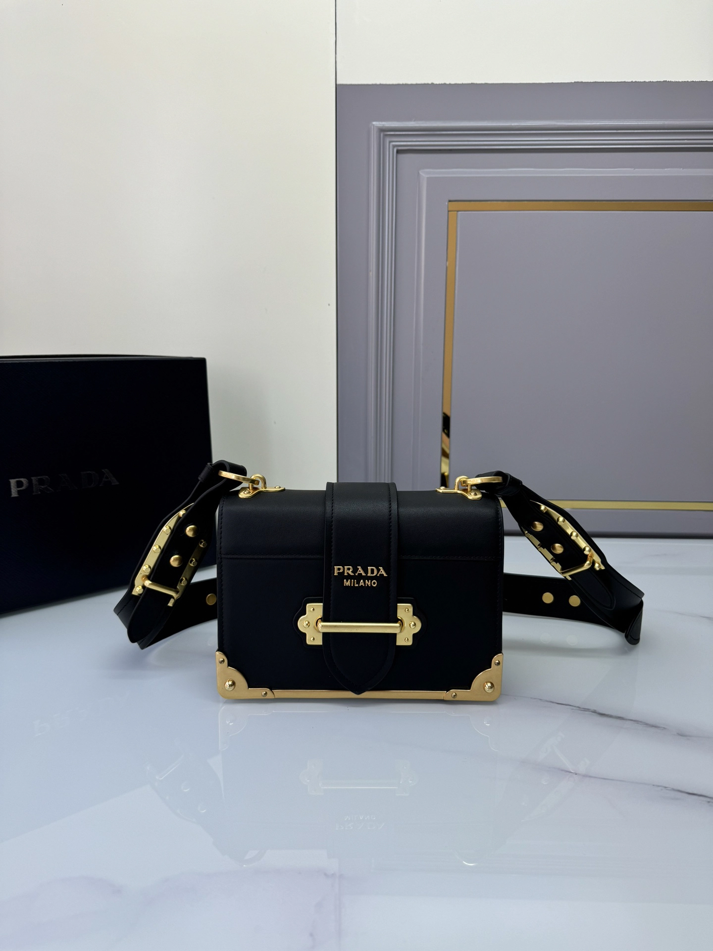 プラダ「Prada」クロスグレイン レザー ショルダーバッグ モデル