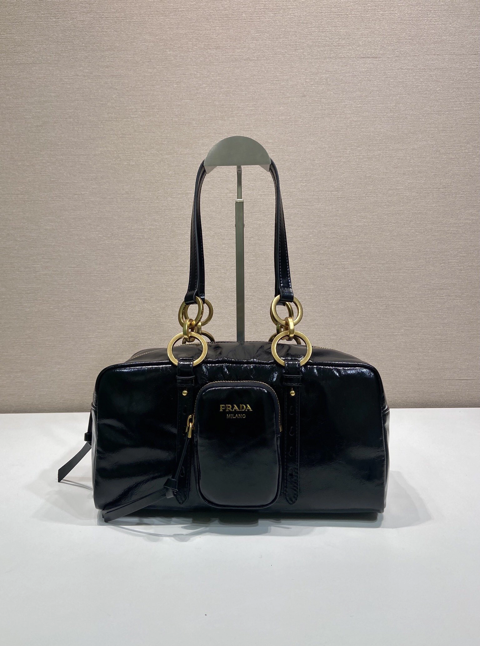 プラダ「Prada」グロスレザーハンドバッグ