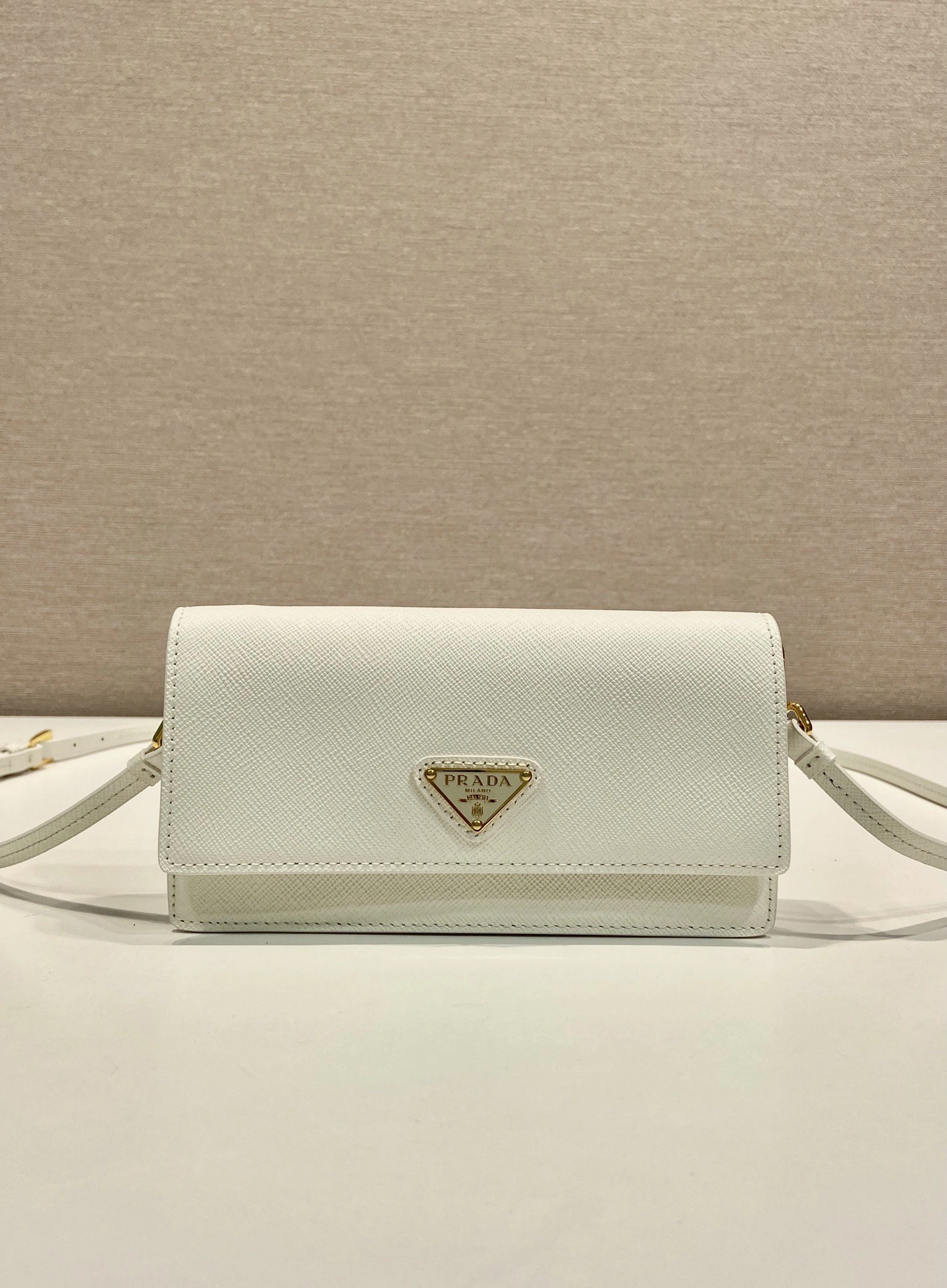 プラダ「Prada」サフィアノレザーミニハンドバッグ