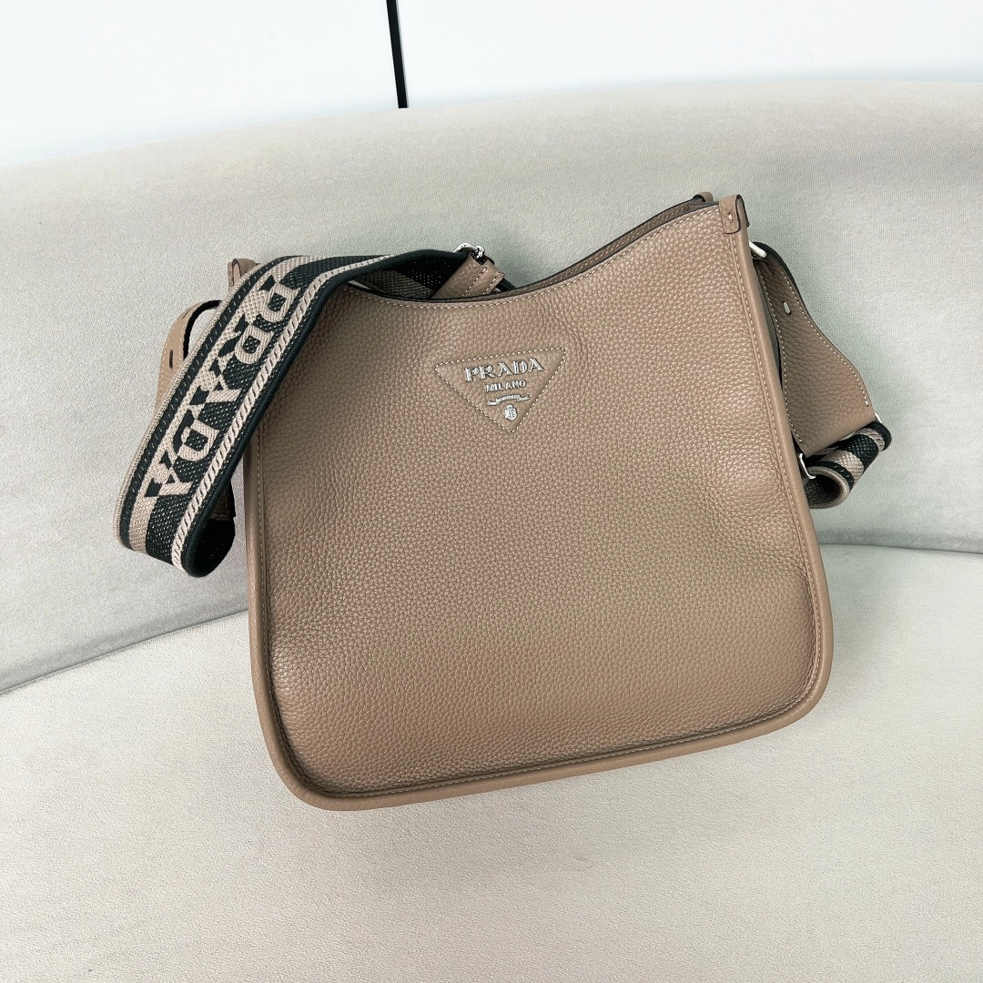 プラダ「Prada」ショルダーバッグ