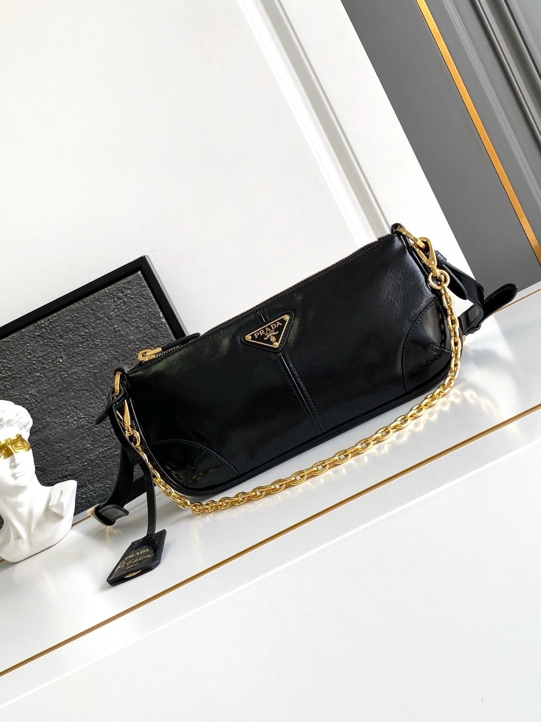 プラダ「Prada」ショルダーバッグ