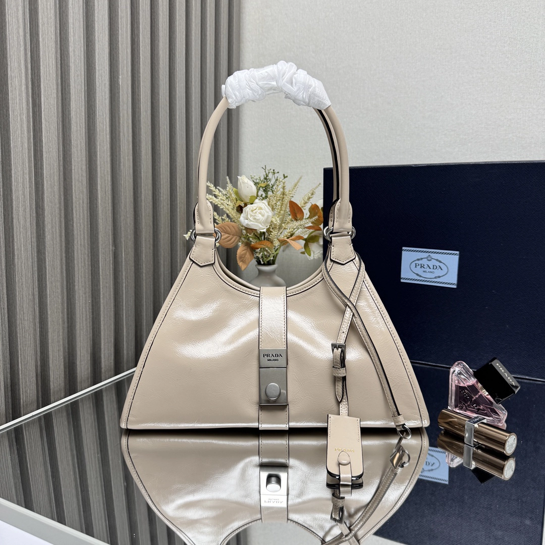プラダ「Prada」ジオメトリック トラペゾイド トートバッグ