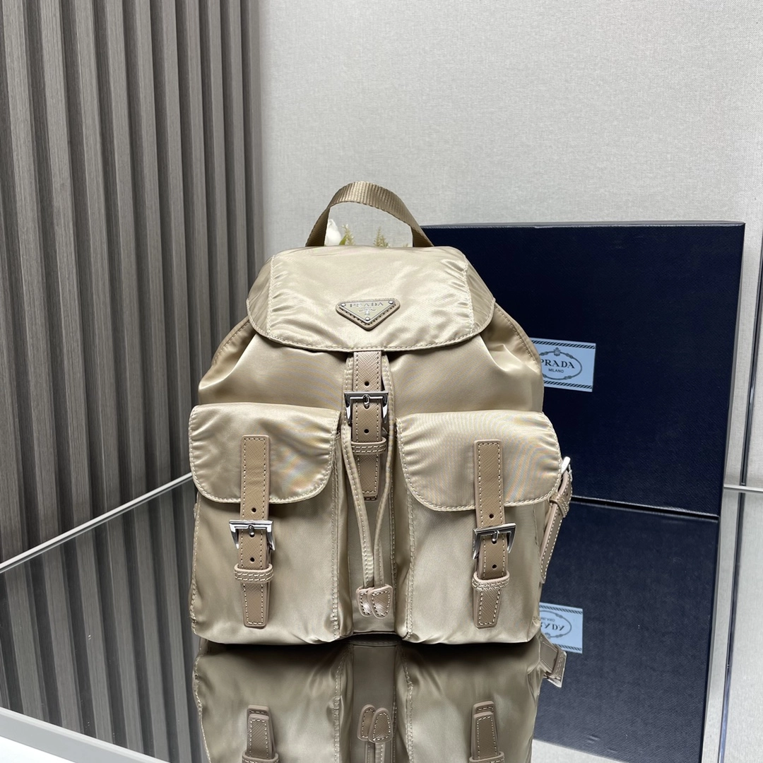 プラダ「Prada」スモールバックパック
