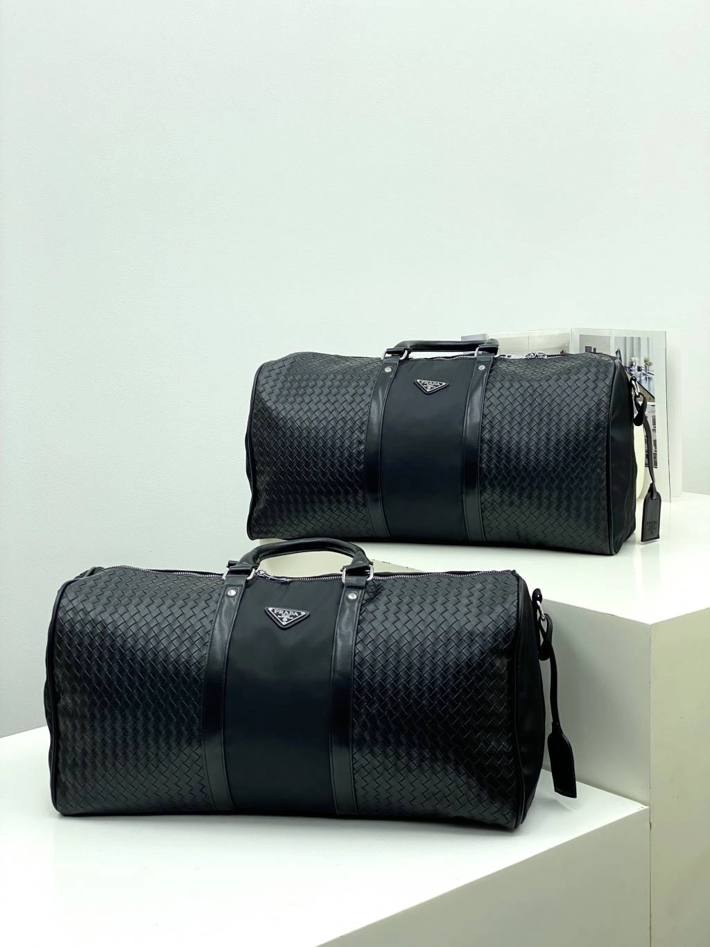 プラダ「Prada」トライアングルトラベルバッグ ショルダートート