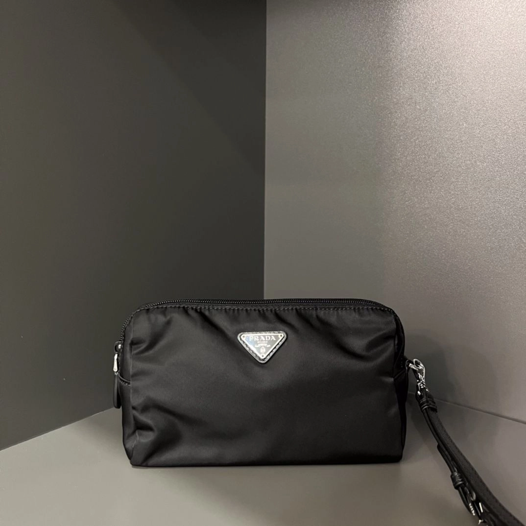 プラダ「Prada」ドームド コスメティックケース パウチ