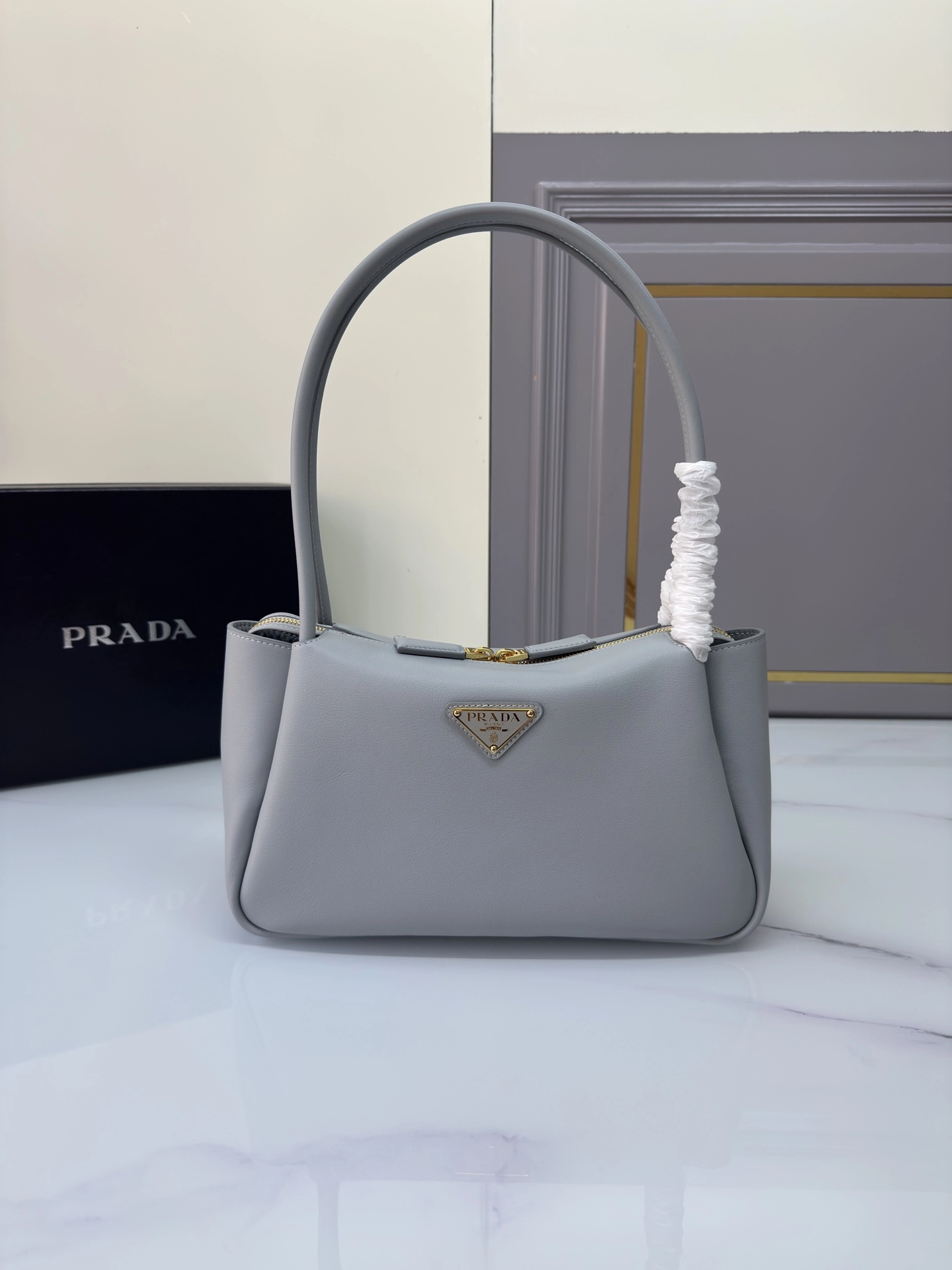 プラダ「Prada」ナッパレザーショルダーバッグ