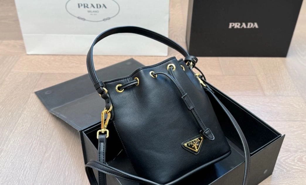 プラダ「Prada」ニュー バケットバッグ レザー バッグ