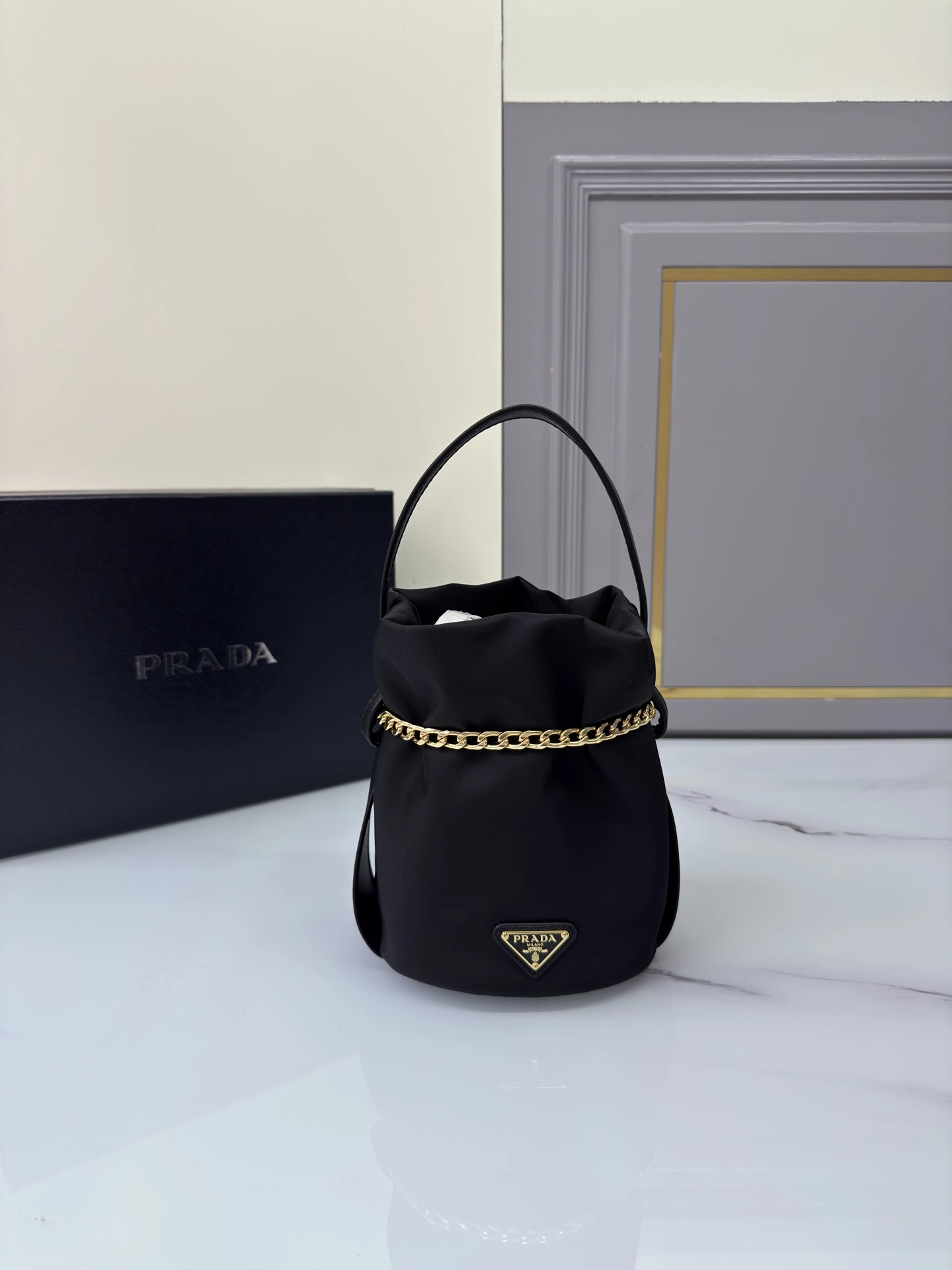 プラダ「Prada」バケットバッグ