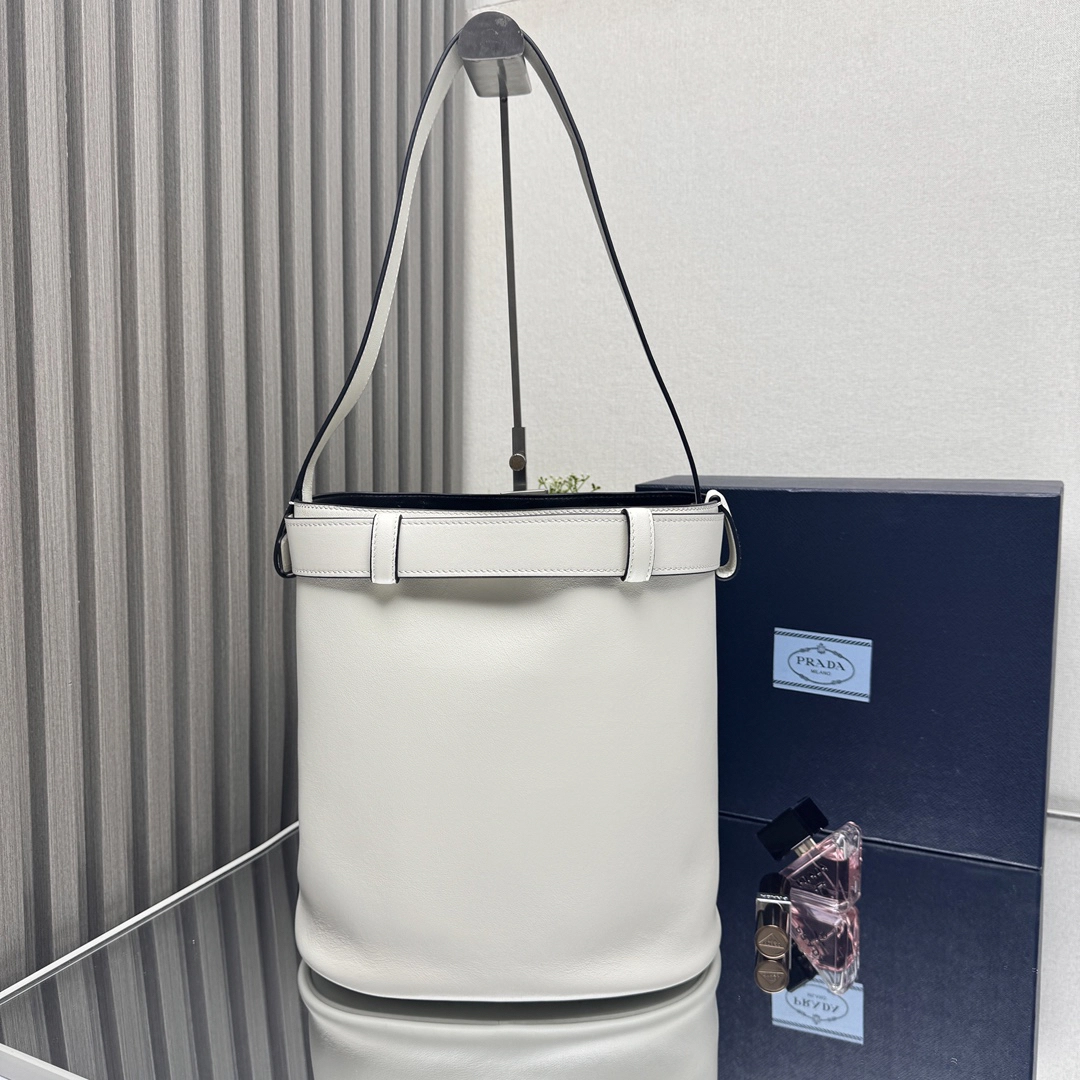 プラダ「Prada」バックル バケットバッグ レザー
