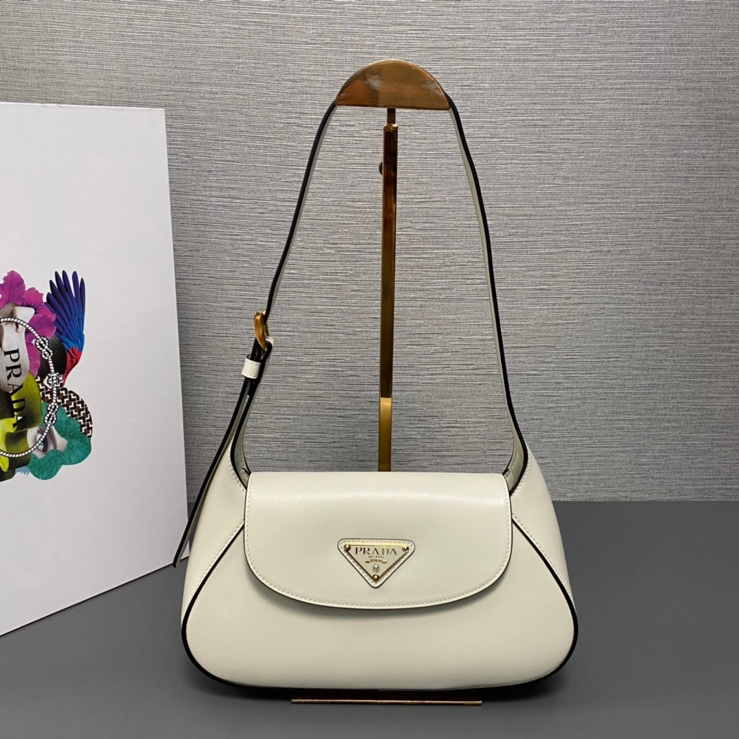 プラダ「Prada」ムーン 2025 アンダーアームバッグ