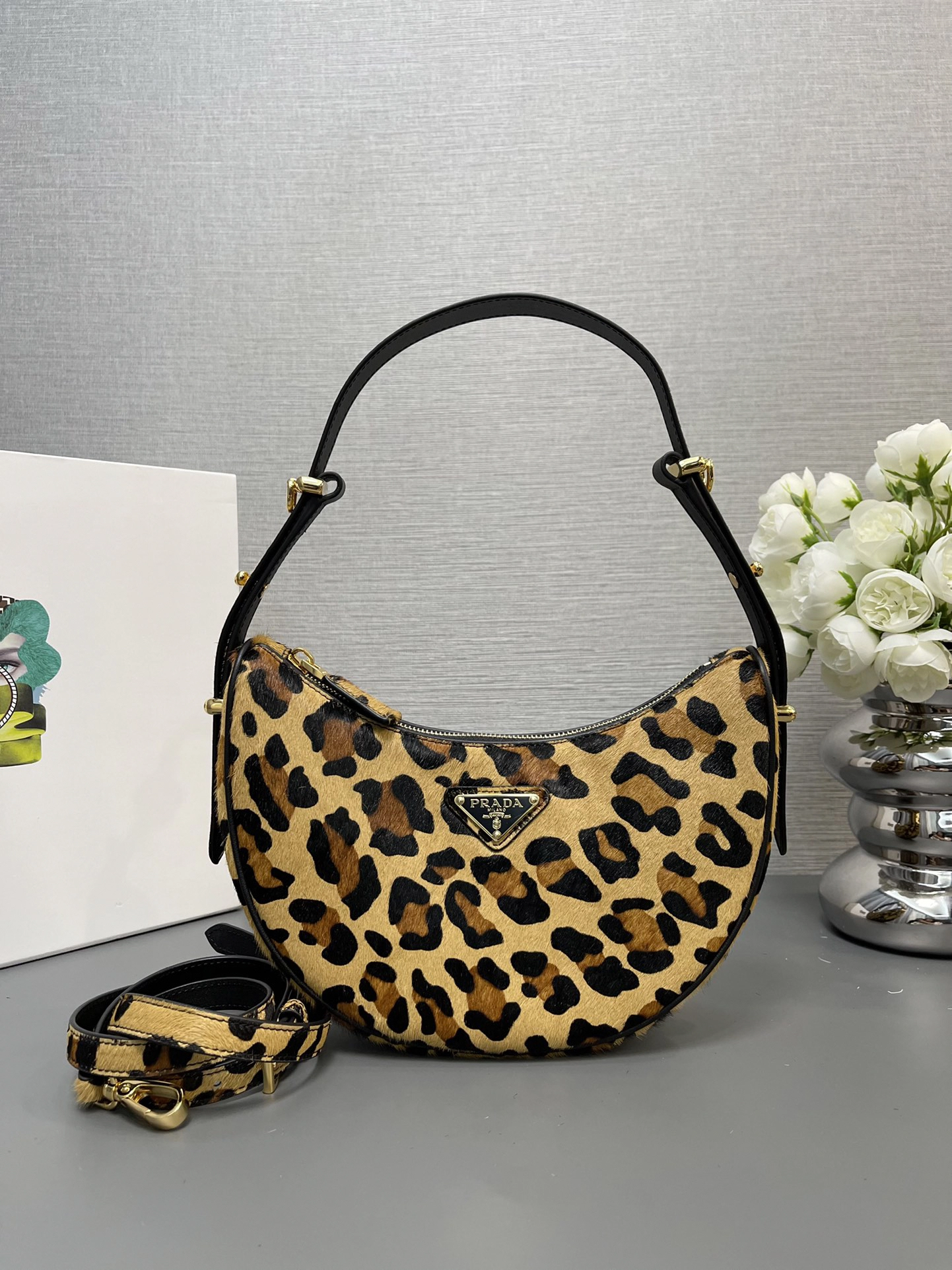 プラダ「Prada」ムーン バッグ レオパードプリント