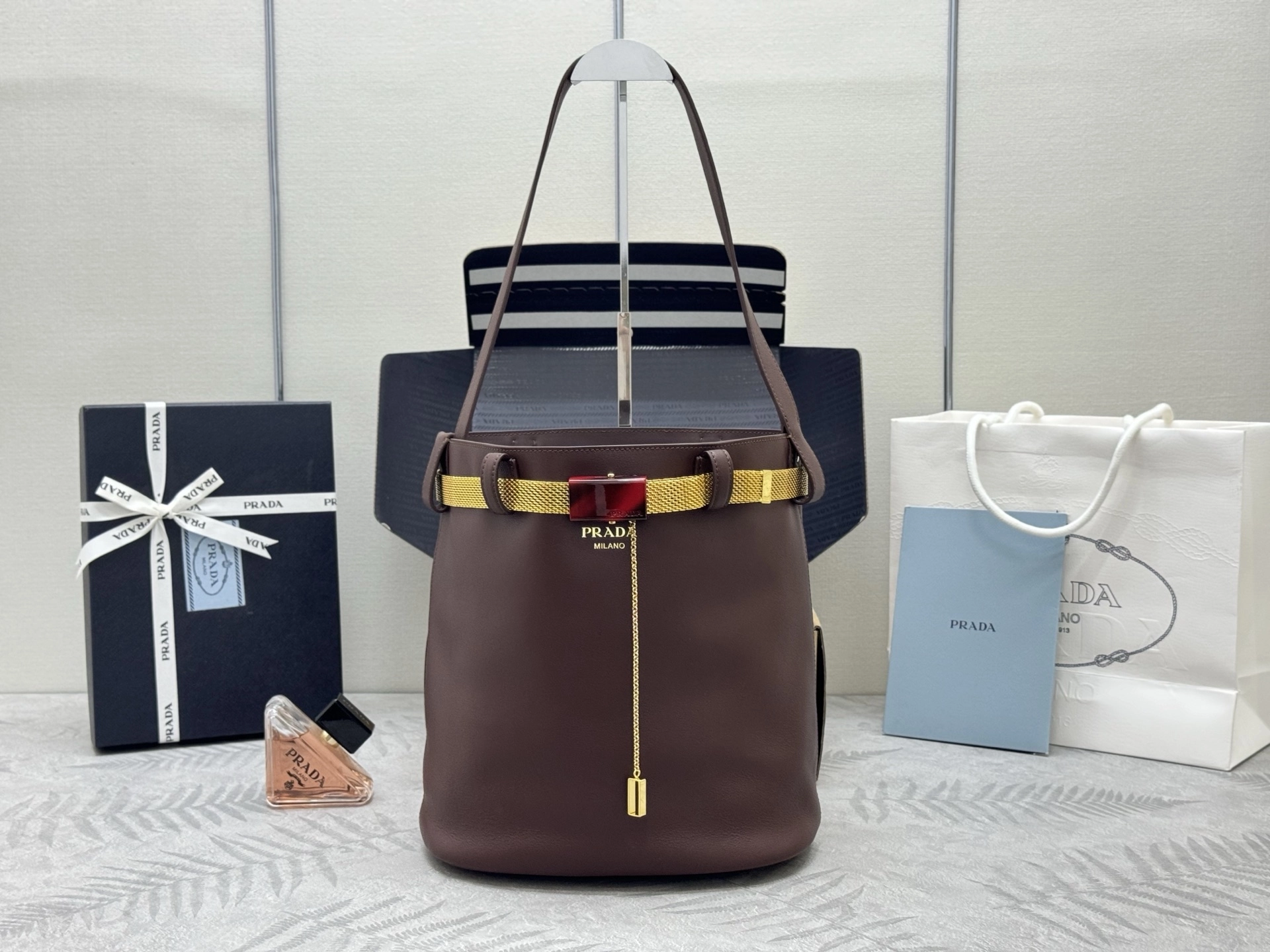 プラダ「Prada」メタルチェーン バケットバッグ