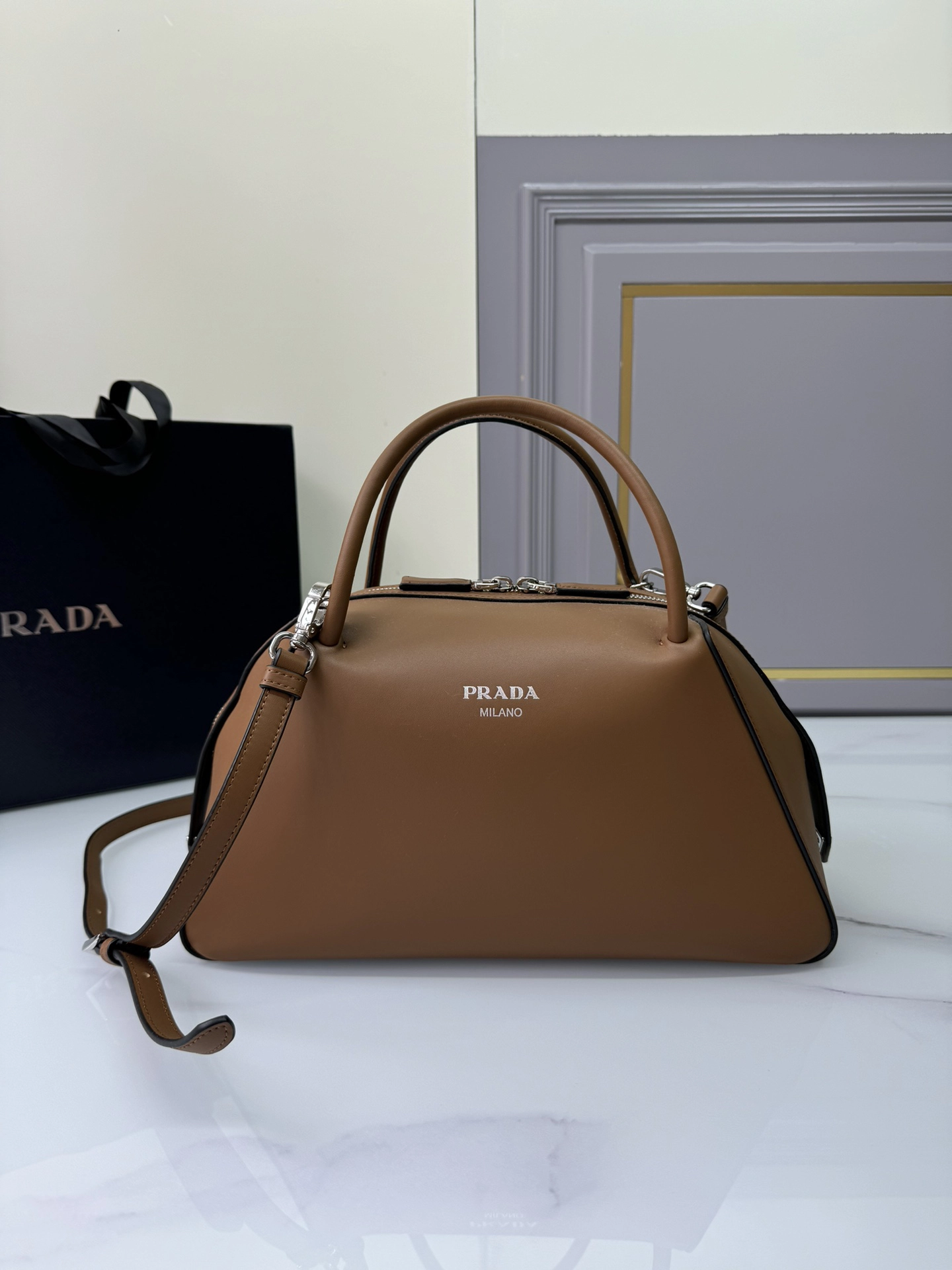 プラダ「Prada」ランウェイコレクションショルダーバッグ