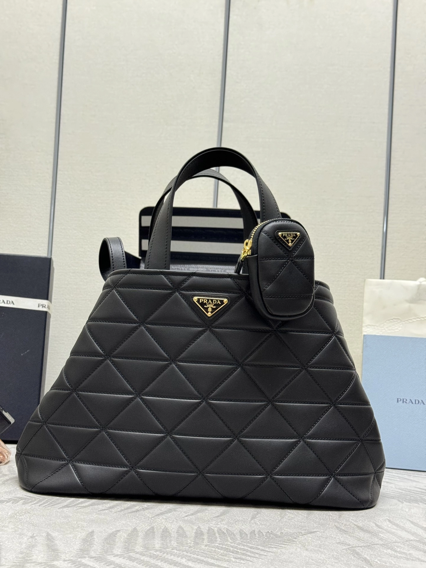 プラダ「Prada」ラージトートバッグ