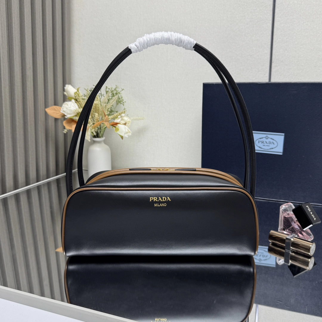 プラダ「Prada」リエディション ボウリングバッグ