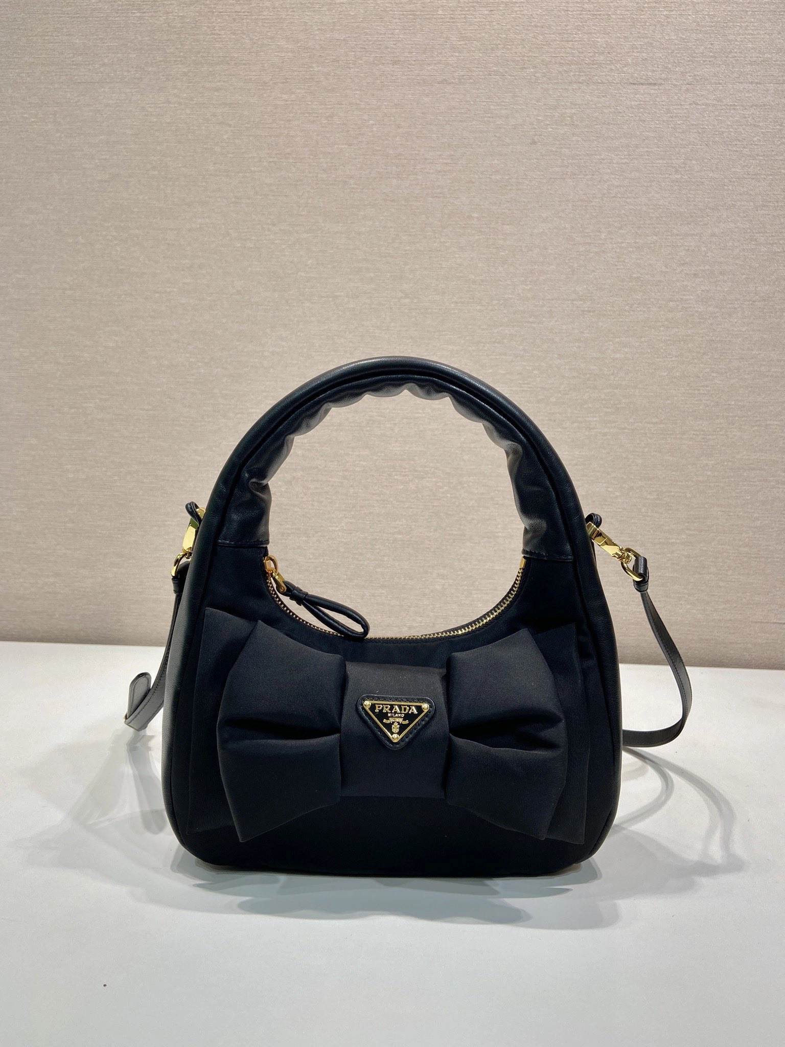 プラダ「Prada」リサイクルナイロン・ナッパレザーホボバッグ