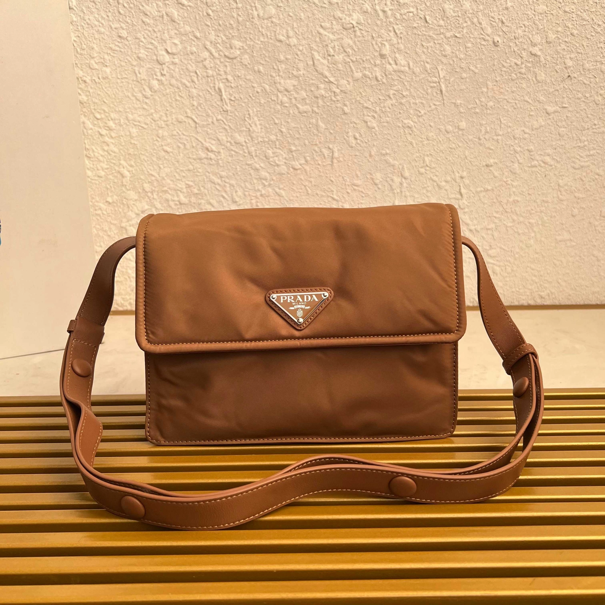 プラダ「Prada」リュクス リニューアルナイロン ショルダーバッグ