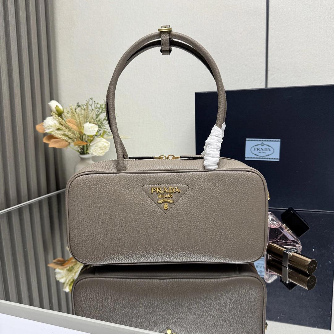 プラダ「Prada」レザー ショルダーバッグ リッチェ